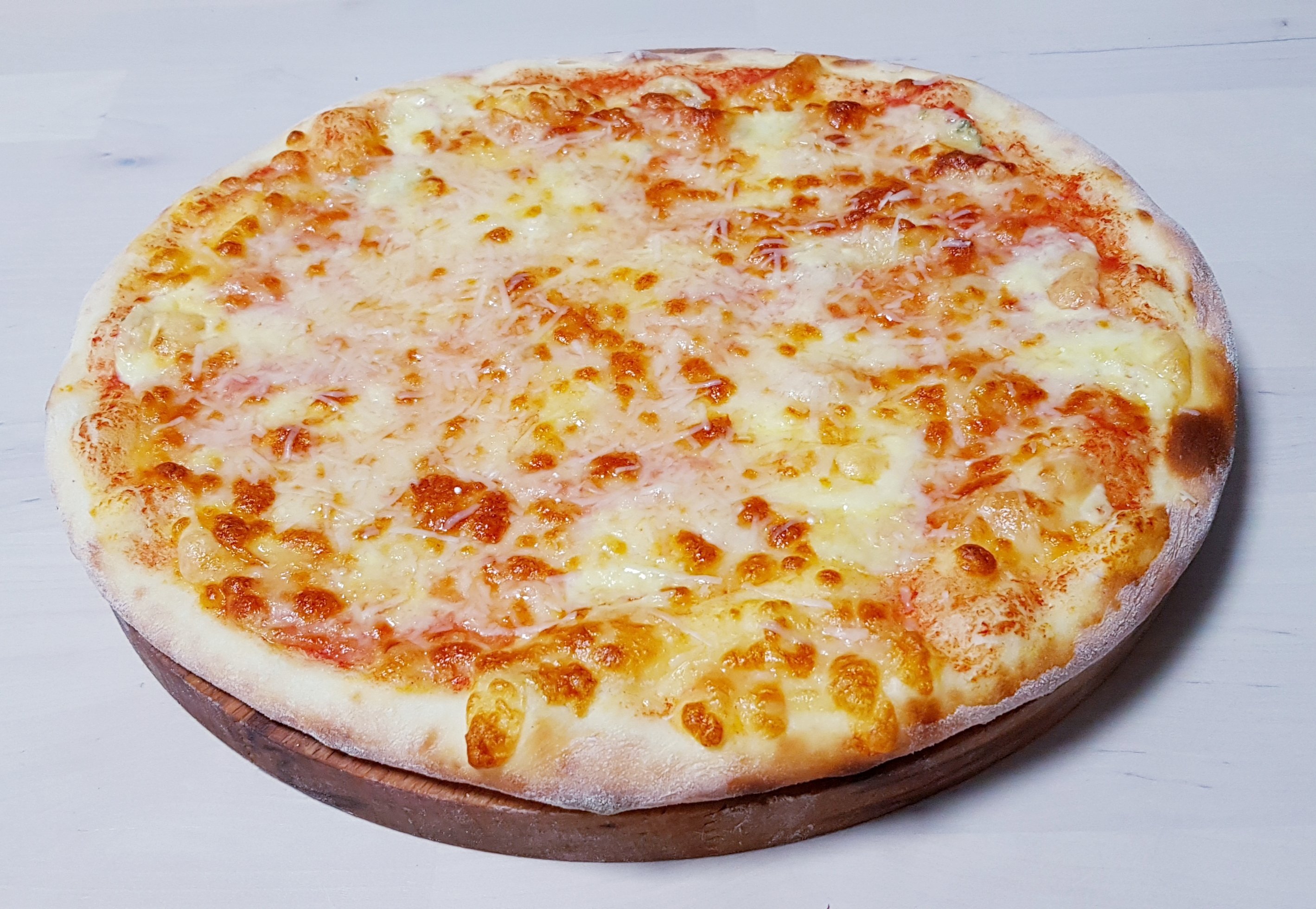 Пицца 4 сыра. Классическая 4 сыра пицца. Пицца Скрипкина. Пицца 4 сыра с томатным соусом. Калорийность пиццы 4 сыра
