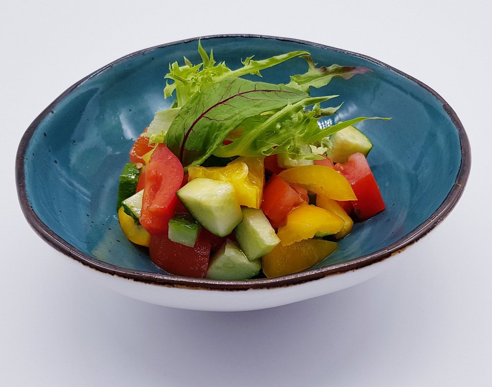Салат без масла калорийность. Овощной салат. Салат овощной с маслом. Овощной салат для детей. Салат овощной 150гр.